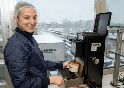 Lebensmitteltechnologin an Kaffemühle Lebensmitteltechnologin an Kaffemühle